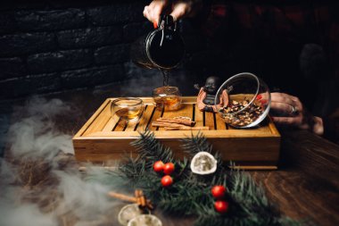 Ahşap masada güzel dizayn edilmiş çay seti