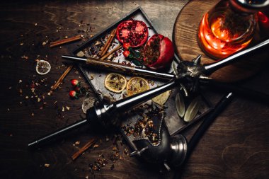 Doğuda nargile içiyorum. Arap shisha 'sı. Modaya uygun nargile. Mango, nar ve quince.Tropikal meyve aromalı tütün. Doğulu dumanlı shisha.