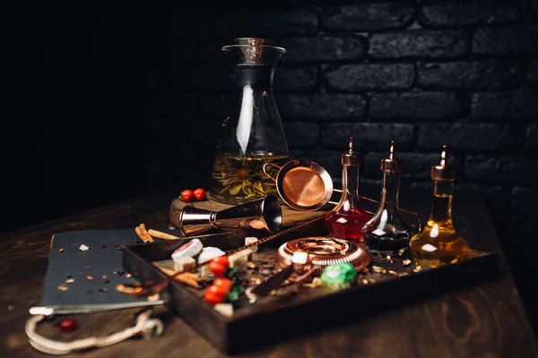 Kahverengi şekerle süslenmiş çay takımı