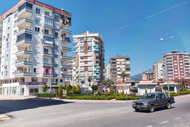 Mavi gökyüzü ve bulutlu modern bina