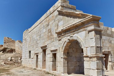Eski taşlardan, kabuklu deniz hayvanlarından ve amfitiyatrodan oluşan bir kale.