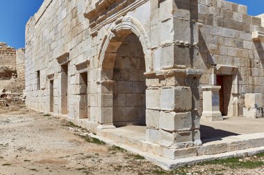 Eski taşlardan, kabuklu deniz hayvanlarından ve amfitiyatrodan oluşan bir kale.