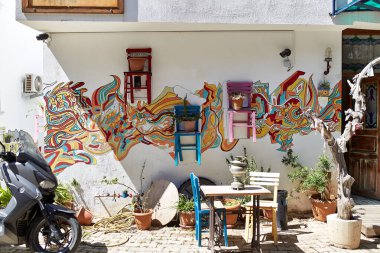bir kafe içerisindeki grafikler