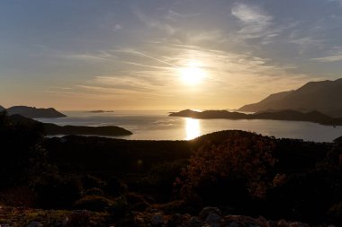 Denizin üzerinde gün batımı