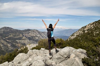 Dağın tepesindeki kız