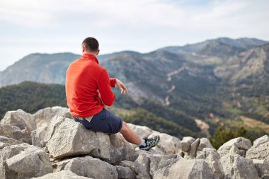Dağların tepesinde bir yürüyüşçü