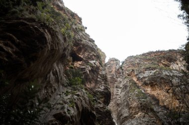Aşağıdan büyük kayalar sarkıyor