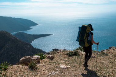 Dağlarda turist, Türk dağlarının ve denizin panoramik manzarası