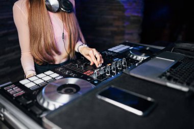 DJ 'in konsolundaki kız, mikser, müzik