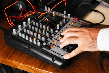 DJ konsolu, müzik karıştırıcı