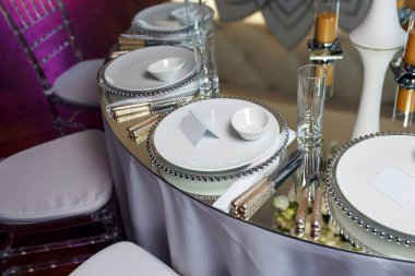 Güllü ayna masalı lüks bir dekorasyon.