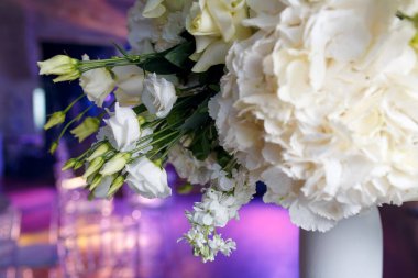 Büyük bir buket beyaz gül, desen