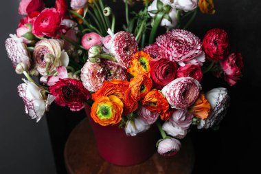 Siyah arka planda Ikibana çiçeği, cam vazoda buket, abanoz, buket