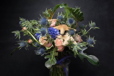 Siyah arka planda Ikibana çiçeği, cam vazoda buket, abanoz, buket