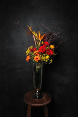 Siyah arka planda Ikibana çiçeği, cam vazoda buket, abanoz, buket