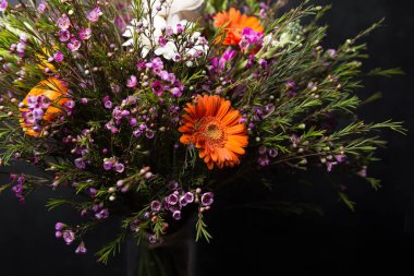 Siyah arka planda Ikibana çiçeği, cam vazoda buket, abanoz, buket