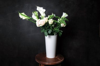 Siyah arka planda Ikibana çiçeği, beyaz vazoda buket, abanoz, buket