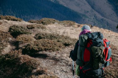Turistler dağlara gider.