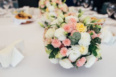 Beyaz arkaplanda çiçek vazosu