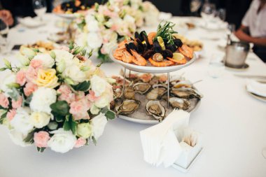 Garson masada karides servisi yapıyor.