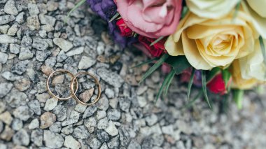 Yeni evlilerin güzel yüzükleri