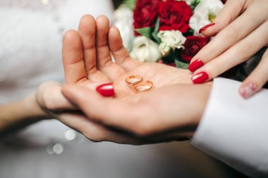 Yeni evlilerin güzel yüzükleri