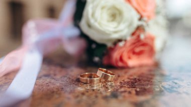 Yeni evlilerin güzel yüzükleri