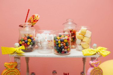 Farklı tatlılar kavanozlarda