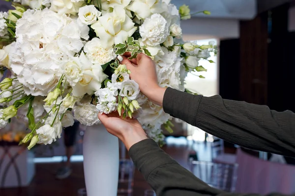 Process Decorating Large Bouquet White Roses — Stock Photo, Image