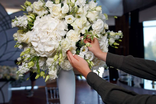 Process Decorating Large Bouquet White Roses — Stock Photo, Image