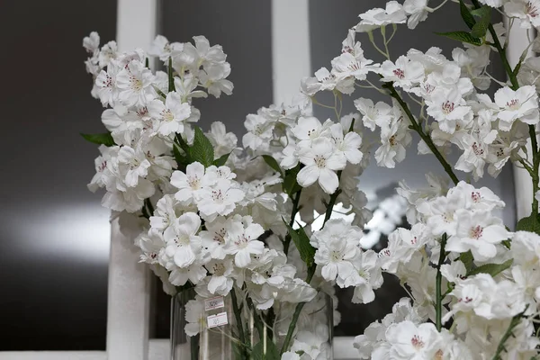 Fleur Blanche Ikibana Sur Fond Noir Bouquet Dans Vase Verre — Photo