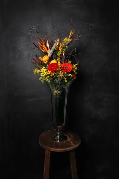 Fleur Ikibana Sur Fond Noir Bouquet Dans Vase Verre Ébène — Photo