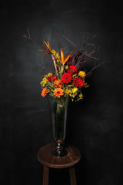 Fleur Ikibana Sur Fond Noir Bouquet Dans Vase Verre Ébène — Photo