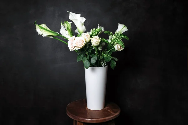 Fleur Ikibana Sur Fond Noir Bouquet Dans Vase Blanc Ébène — Photo