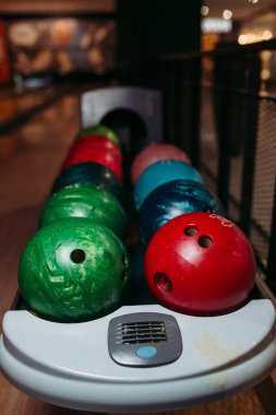 Pistin arka planında çok renkli bowling topları