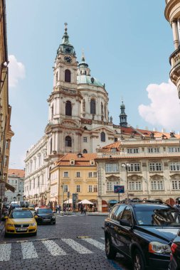 Prag 'da iki ev arasındaki mavi gökyüzü manzarası