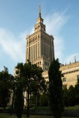 Mavi gökyüzüne karşı Polonya 'daki merkezi mimari yapı