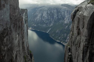 Akşamları Norveç dağlarından nehrin manzarası