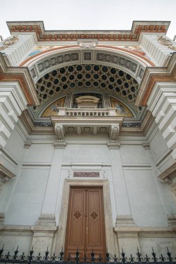 Gri gökyüzüne karşı antika bina