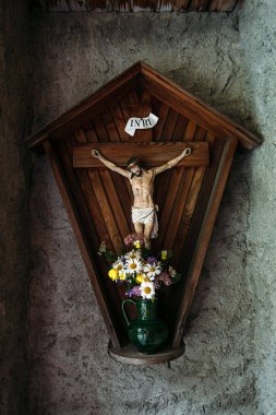 arkaplan dokusu İsa 'yı gri arka plandaki çiçeklerin üzerinde çarmıha gerdi