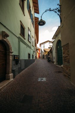 İtalya 'da mavi gökyüzüne karşı şerit