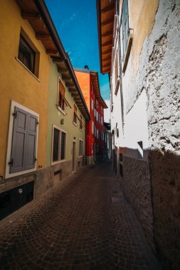 İtalya 'da mavi gökyüzünün arka planında renkli evler var.