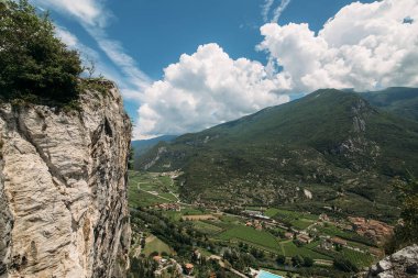 Mavi gökyüzüne ve yeşil dağlara karşı çıkıntı, manzara