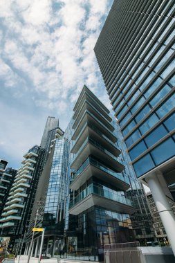 Birçok gökdelen, güneşe karşı mavi gökyüzü