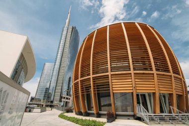 Gökdelen ve mavi gökyüzünün arka planında ahşap bir kubbe olan yuvarlak bir bina.