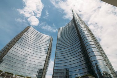 Bulutlu mavi gökyüzünün arka planında ofis binası