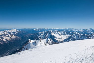 Senegou 'daki dağ mavi gökyüzüne karşı genç Alpler, Mont Blanc' ın manzarası