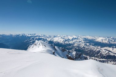 Senegou 'daki dağ mavi gökyüzüne karşı genç Alpler, Mont Blanc' ın manzarası