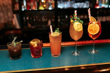 Beş Aperol Spritz Kokteyli. Buzlu ve portakallı masaya dayalı alkollü içecek..