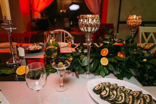 Festive Table Decorated Leaves Apricots Grapefruits High Glasses Gilding Restaurant — Stock Photo, Image